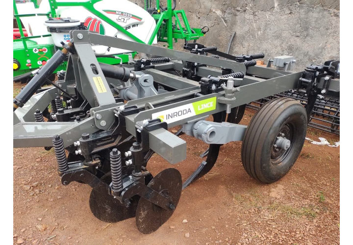 Inroda - Escarificador 7 hastes com rolo duplo Inroda - Escarificador 7 hastes com rolo duplo