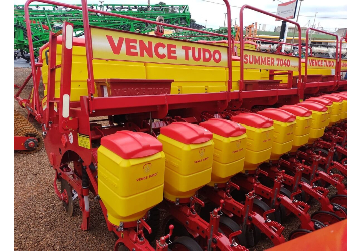 Vence Tudo - Plantadeira Adubadora Summer 7040 - 06 Linhas Vence Tudo - Plantadeira Adubadora Summer 7040 - 06 Linhas