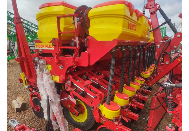 Vence Tudo - Plantadeira Adubadora de Arrasto Tiger Flex 11200 11 linhas 11x45 Vence Tudo - Plantadeira Adubadora de Arrasto Tiger Flex 11200 11 linhas 11x45
